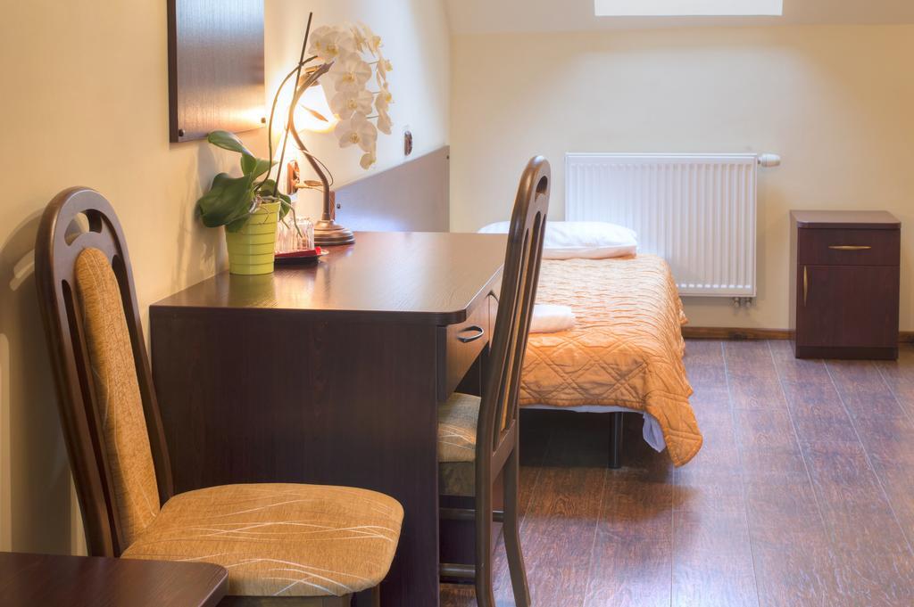Augustowia Hotel Bagian luar foto