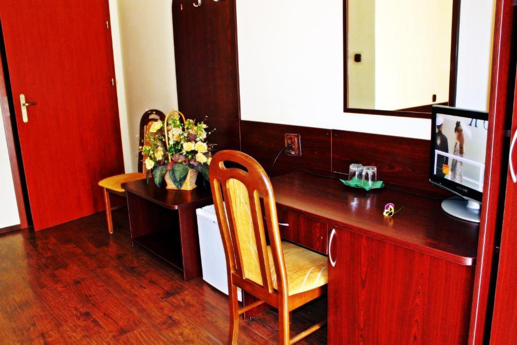Augustowia Hotel Bagian luar foto